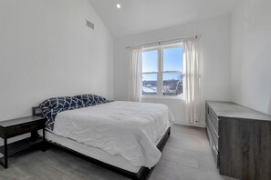 4 bedrooms, iron/ironing board, free WiFi, bed sheets - Ocean Seabreeze (Long Beach)