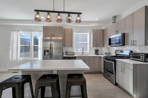 Fridge, microwave, oven, stovetop - Ocean Seabreeze (Long Beach)