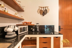 Een koelkast, een magnetron, een kookplaat