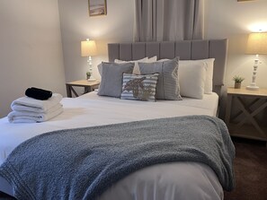 3 bedrooms, iron/ironing board, WiFi, bed sheets - 10 min to Speedway! Large Home, Desirable Area! (Indianapolis)