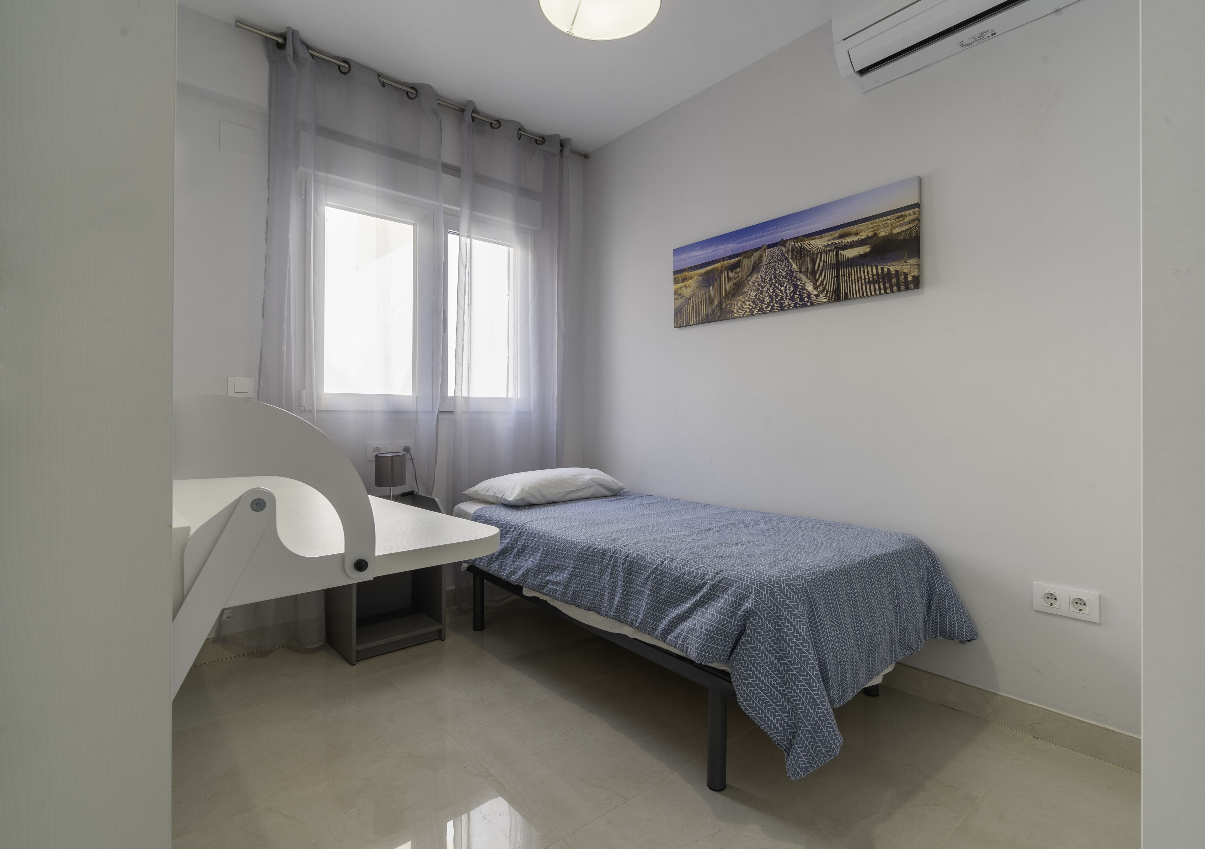 2 habitaciones, tabla de planchar con plancha, wifi y ropa de cama 