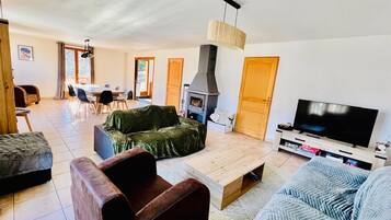 Télévision, cheminée