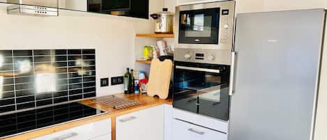 Refrigerador, microondas, horno y lavavajillas