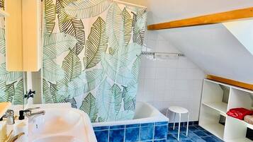 Een haardroger, handdoeken