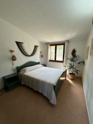2 bedrooms, travel crib, free WiFi, bed sheets