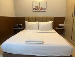 Deluxe Room | 1 bedroom, desk, laptop workspace, soundproofing