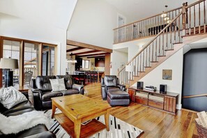 Smart TV, chimenea y futbolito