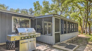 A compact outdoor kitchen with a grill and a covered patio area. - Tesla Charger/Gorgeous Inside/Walk to Restaurants (Austin)