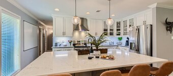 Tesla Charger/Gorgeous Inside/Walk to Restaurants