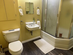 Hair dryer, towels, soap, shampoo - Large walk in lower unit in 1950 home nice neighborhood (Yakima)