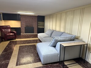 Living area - Large walk in lower unit in 1950 home nice neighborhood (Yakima)