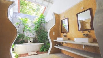 SĂšche-cheveux, serviettes fournies, savon, shampoing