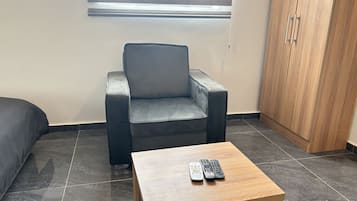 Executive Studio | Living area | 32-inch Smart TV with cable channels, Netflix, streaming services