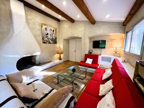 TV, fireplace, books, stereo - Maison Mora Mora, 4 Chambres 3 Salles de Bains (Cavalaire-sur-Mer)