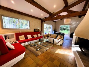 TV, fireplace, books, stereo - Maison Mora Mora, 4 Chambres 3 Salles de Bains (Cavalaire-sur-Mer)