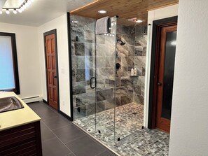 Douche, sèche-cheveux, serviettes fournies, savon