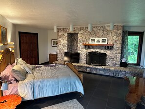 6 bedrooms, desk, iron/ironing board, WiFi - Spacious country estate featuring indoor pool, 10 miles from Marquette.  (Marquette)