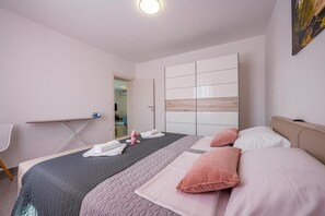 2 soverom, strykejern/-brett, reiseseng for barn og wi-fi