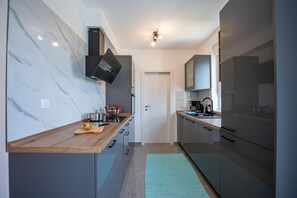 Fridge, oven, stovetop, dishwasher