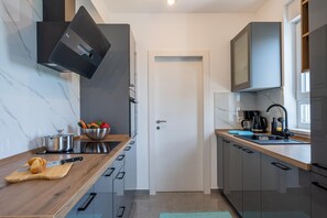 Fridge, oven, stovetop, dishwasher