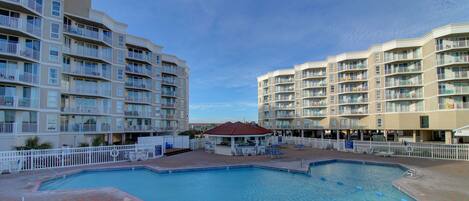 Una piscina al aire libre