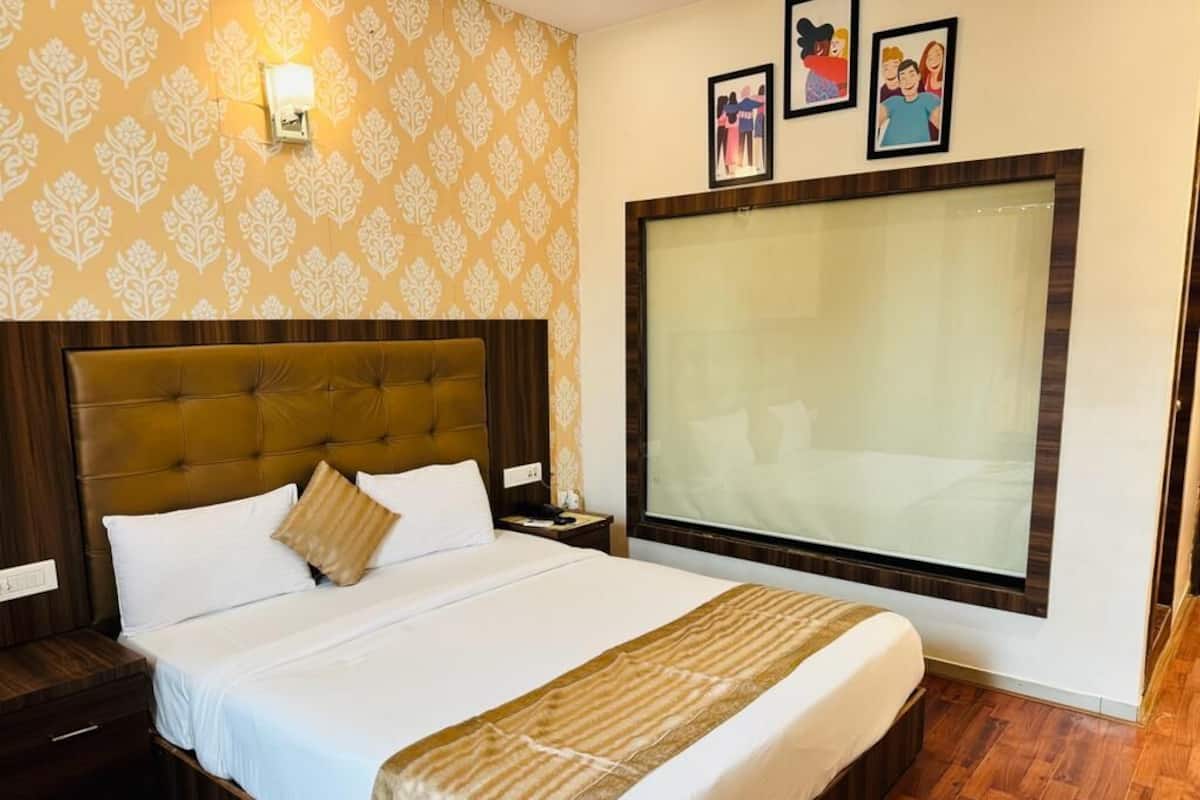 Classic Room | Premium bedding, WiFi (free), bed sheets