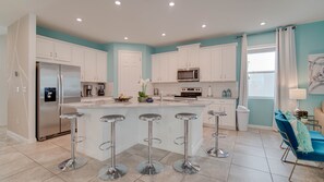 Fridge, microwave, oven, stovetop - Orlando 7BR: Free Heated Pool 28ppl & Jacuzzi (Kissimmee)