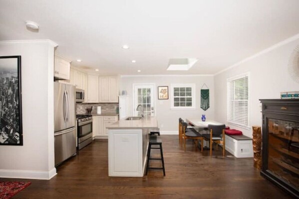 Fridge, microwave, oven, stovetop - Updated 3BR Ranch - Wilmore - Oasis - Firepit (Charlotte)