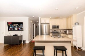 ثلاجة، ميكروويف، فرن، موقد طهي مسطح