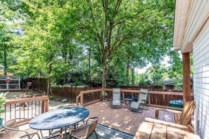 Outdoor dining - Updated 3BR Ranch - Wilmore - Oasis - Firepit (Charlotte)