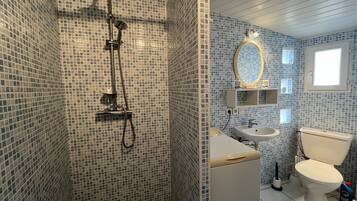 Een douche, toiletpapier