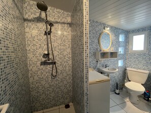 Regadera y papel de baño 