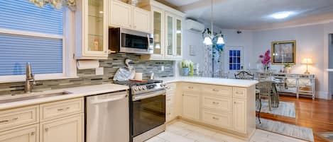 Coffee/tea maker, cookware/dishes/utensils