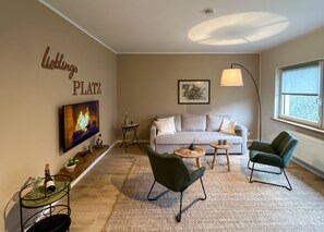 Smart TV, foosball, books - Charming apartment in Neroth on the Eifelsteig (Neroth)