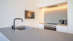 Eine moderne Küche mit integriertem Mikrowellenherd, Spüle und Herd.