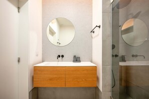 Douche, sèche-cheveux, serviettes fournies