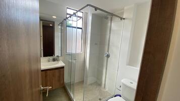 Doccia, asciugacapelli, asciugamani, sapone