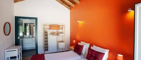 3 dormitoris, planxa i posts de planxar i un bressol de viatge