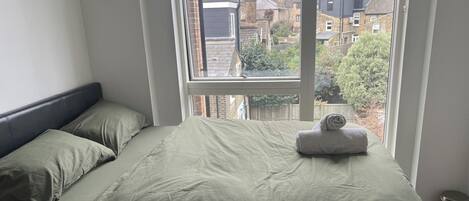 1 室のベッドルーム、アイロン / アイロン台、WiFi (無料)、ベッドシーツ