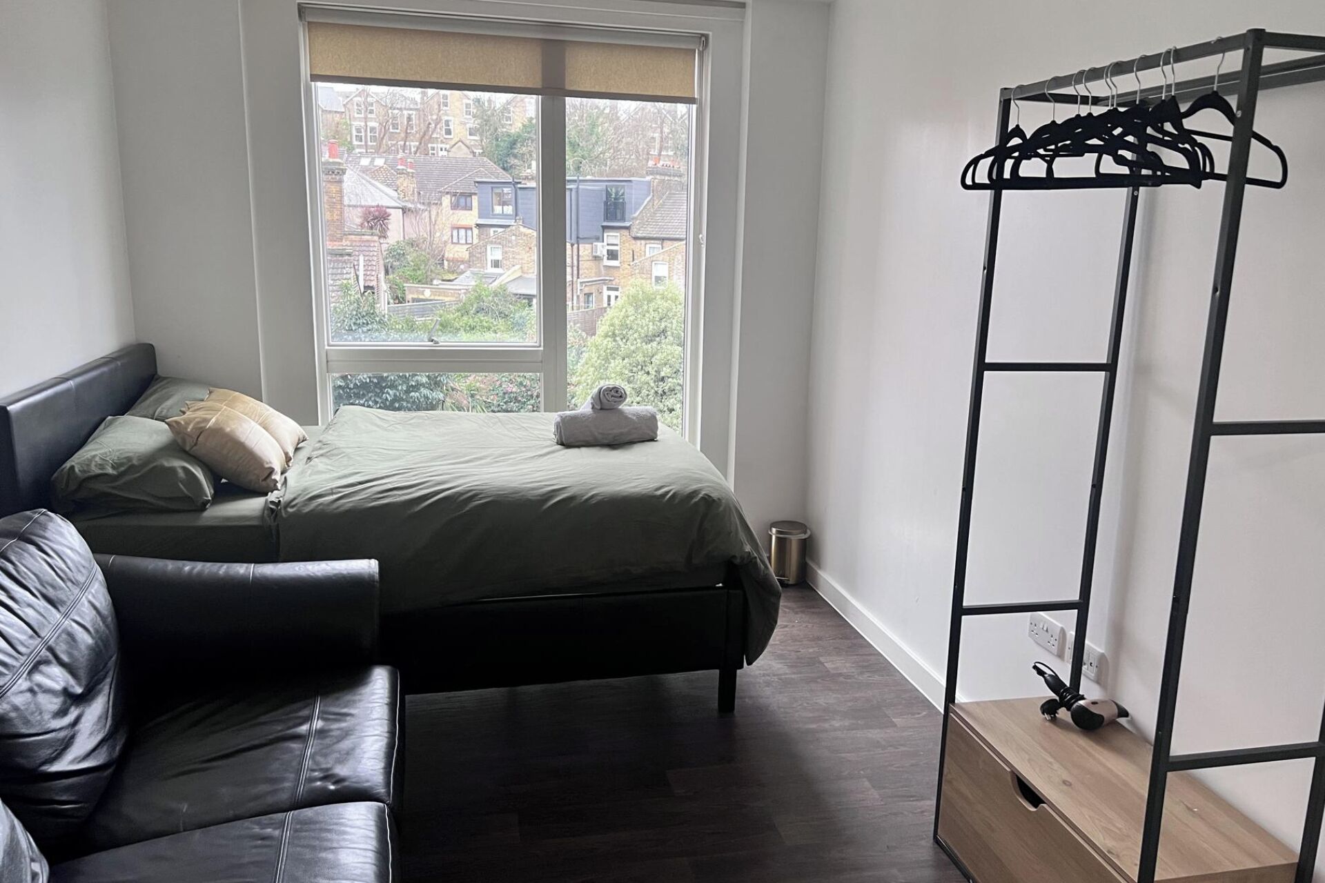 1 habitación, tabla de planchar con plancha, wifi gratis y ropa de cama 