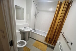 Kombination af bruser/badekar, dybe badekar, hårtørrer, håndklæder