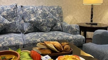 تناول الطعام داخل الغرفة