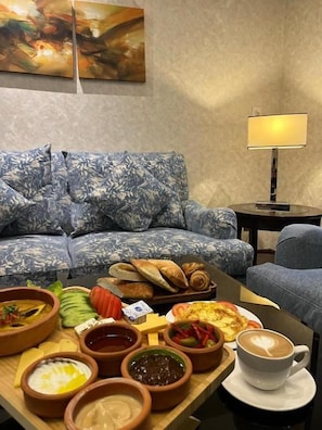 تناول الطعام داخل الغرفة