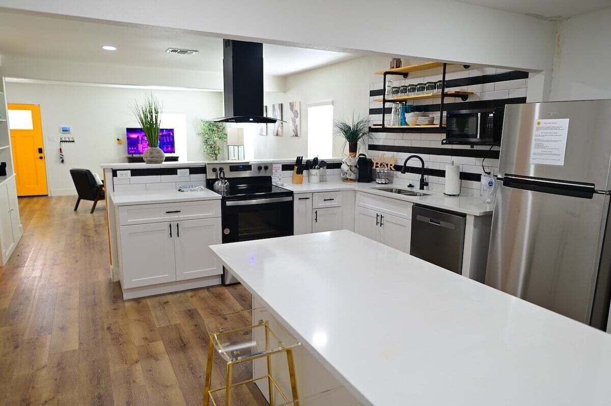 Refrigerador, microondas, horno y parrilla de estufa 
