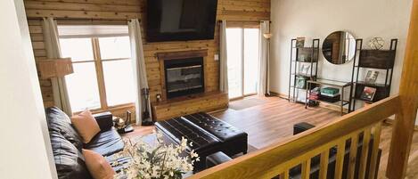 TV, fireplace