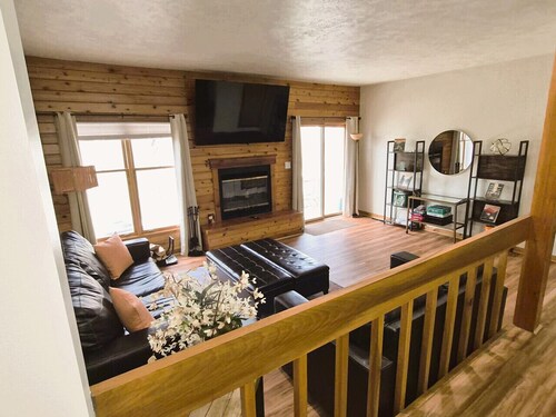 Family and pet-friendly, 2 Bedroom, 2 Bath, private townhome with wood-burning fireplace and jacuzzi tub