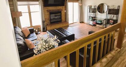 Family and pet-friendly, 2 Bedroom, 2 Bath, private townhome with wood-burning fireplace and jacuzzi tub