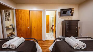 2 bedrooms, iron/ironing board, travel cot, WiFi