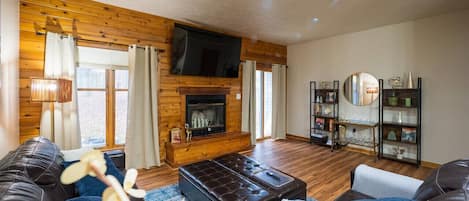 Una televisión, una chimenea