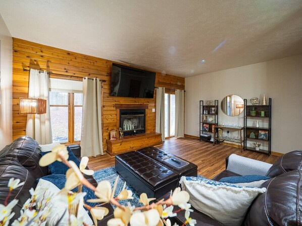 Een televisie en een open haard